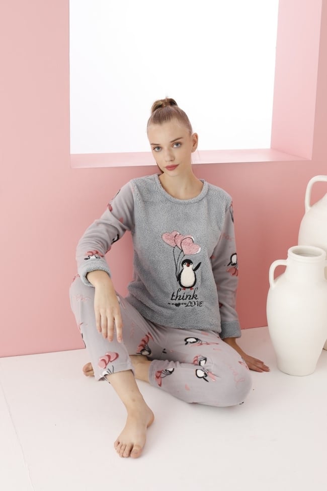 Kadın Füme Kalpli Sevimli Penguen Nakışlı Polar Peluş Pijama Takımı.