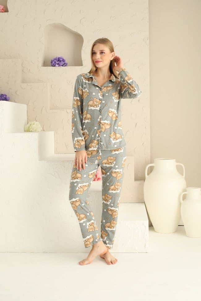 Kadın Füme Uyuyan Ayıcık Baskılı Bebe Yaka Önü Düğmeli Pijama Takımı.