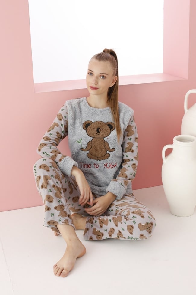 Kadın Füme Yoga Yapan Sevimli Kuala Nakışlı Polar Peluş Pijama Takımı.