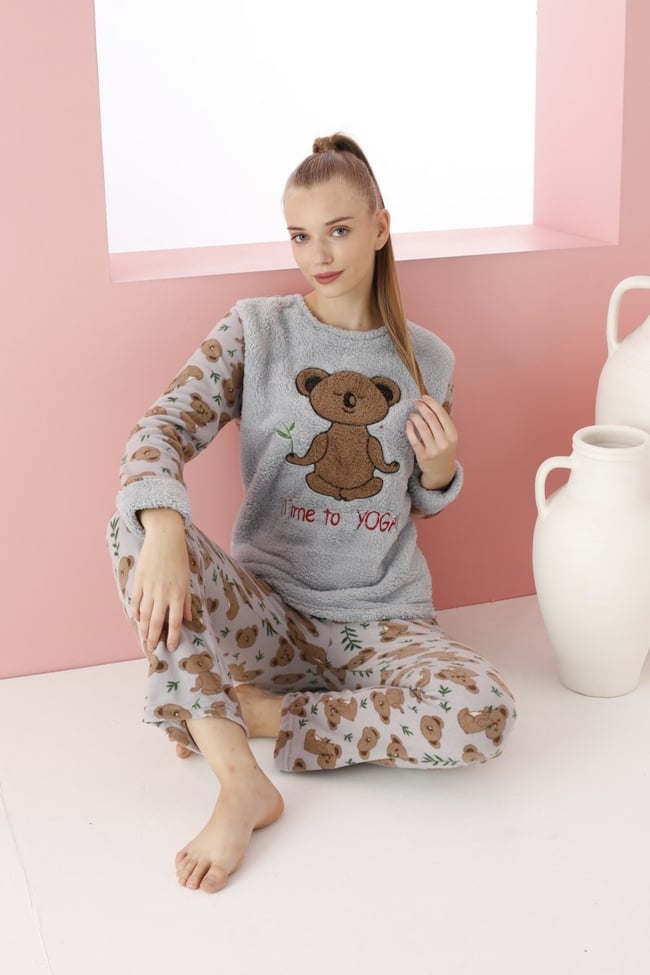 Kadın Füme Yoga Yapan Sevimli Kuala Nakışlı Polar Peluş Pijama Takımı.