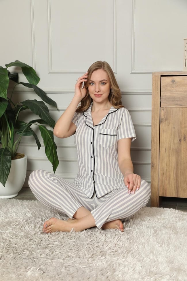Kadın Gri Çizgili Önü Düğmeli Pijama Takımı