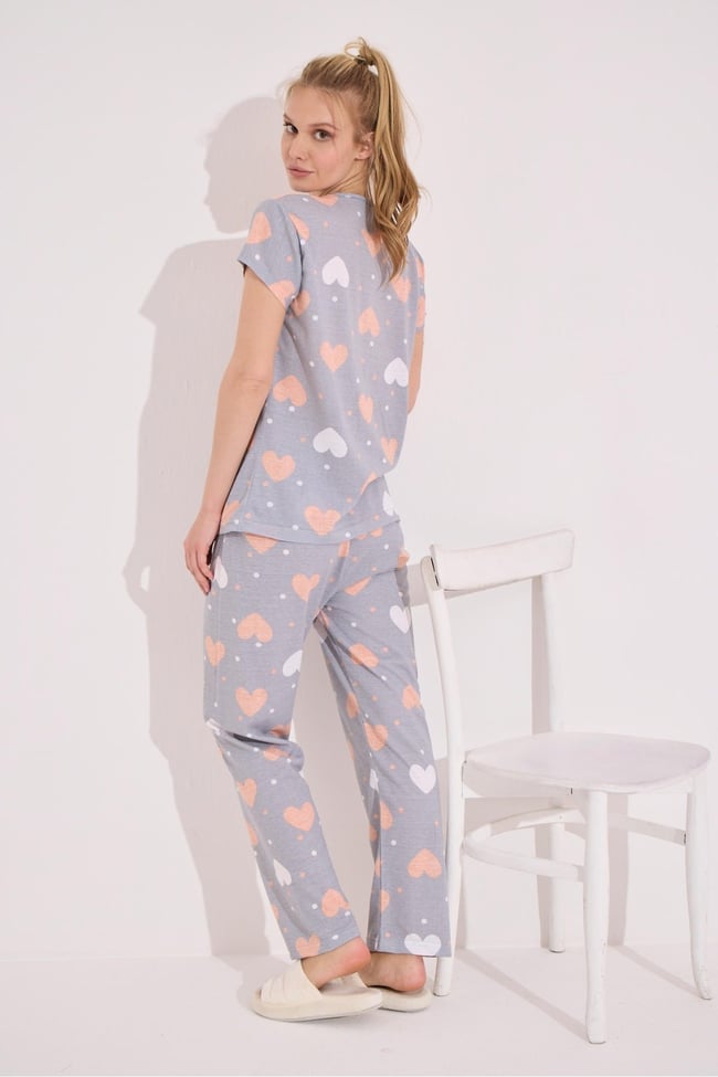 Kadın Gri Kalp Baskılı Kısa Kollu Altı Uzun Pijama Takımı.