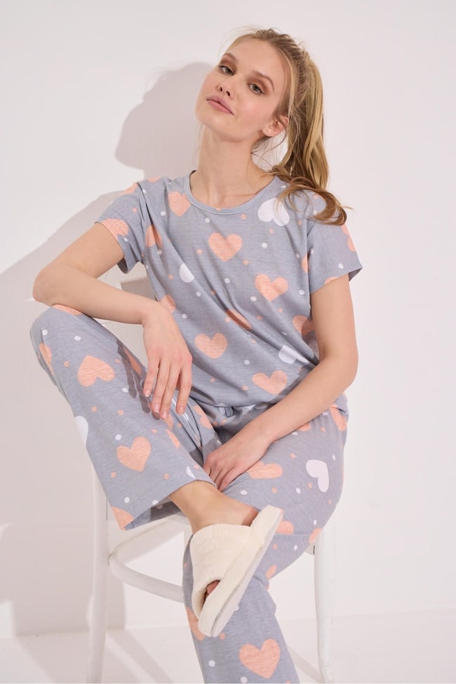 Kadın Gri Kalp Baskılı Kısa Kollu Altı Uzun Pijama Takımı.