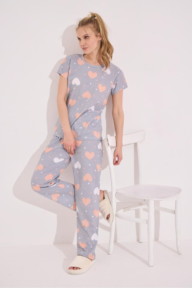 Kadın Gri Kalp Baskılı Kısa Kollu Altı Uzun Pijama Takımı.