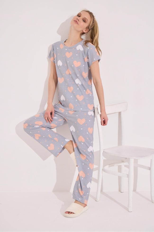 Kadın Gri Kalp Baskılı Kısa Kollu Altı Uzun Pijama Takımı.