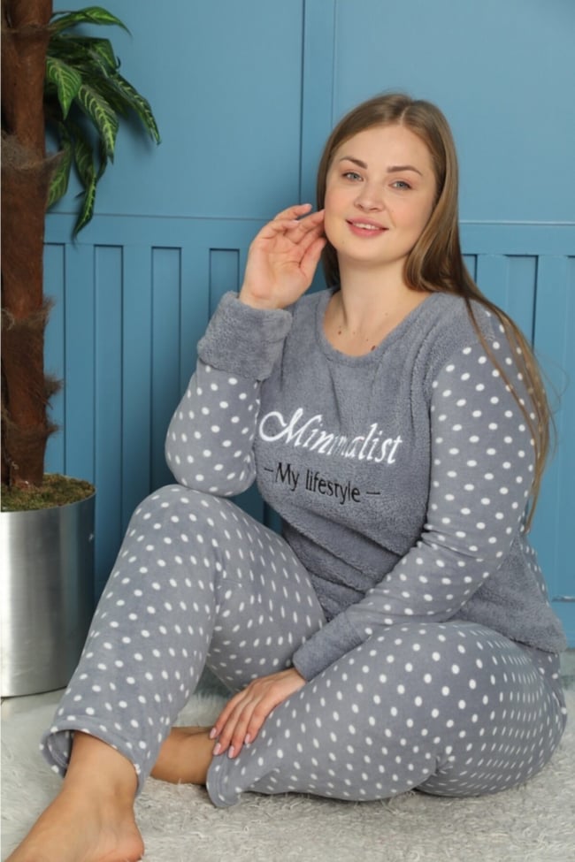 Kadın Gri Minimalist Yazılı Puanlı Polar Peluş Pijama Takımı