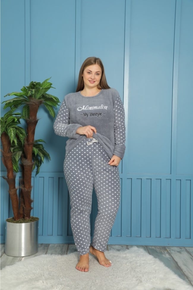 Kadın Gri Minimalist Yazılı Puanlı Polar Peluş Pijama Takımı