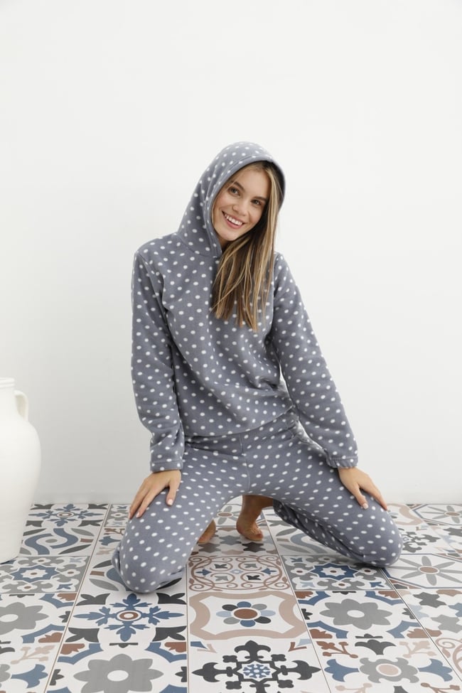 Kadın Gri Puan Desenli Kapüşonlu Polar Eşofman Pijama Takımı