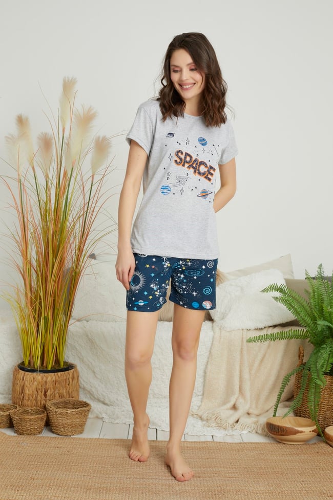 Kadın Gri Spaceyazılı Gezegen Baskılı Kısa Kollu Şortlu Pijama Takımı.