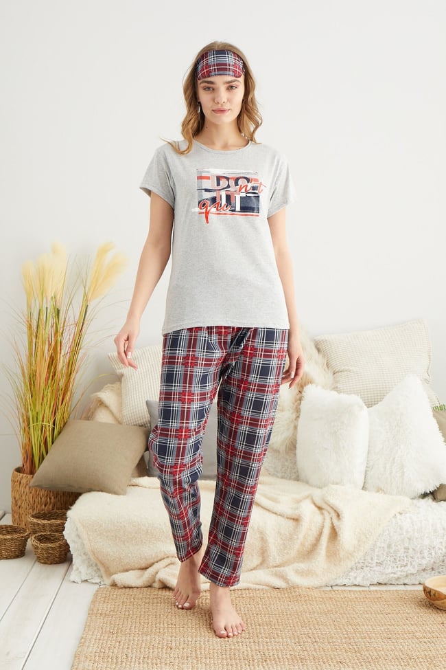 Kadın Gri Yazı Baskılı Altı Ekoseli Pijama Takımı