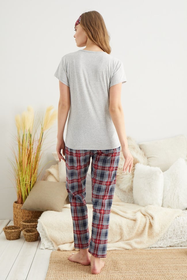Kadın Gri Yazı Baskılı Altı Ekoseli Pijama Takımı