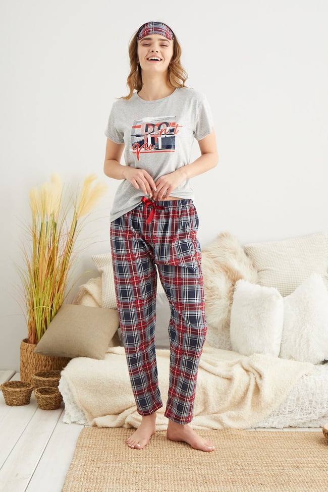 Kadın Gri Yazı Baskılı Altı Ekoseli Pijama Takımı