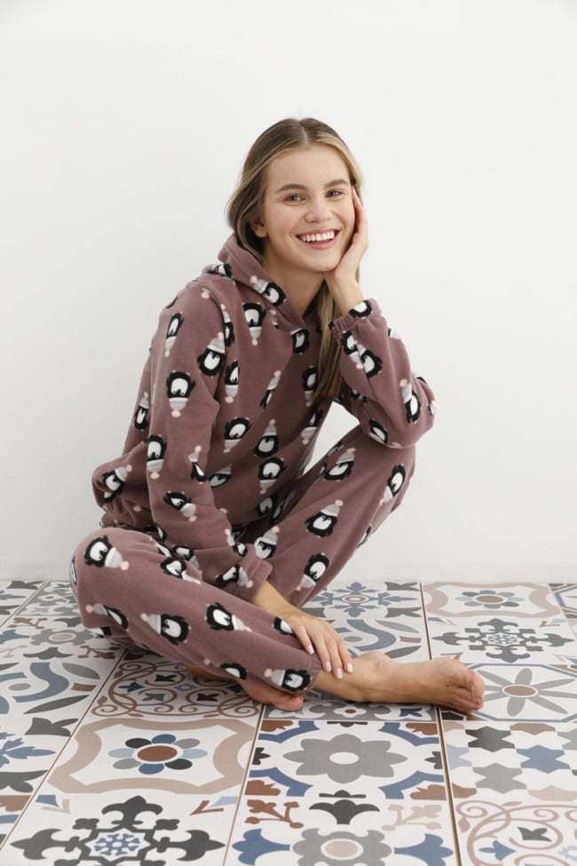 Kadın Kahverengi Penguen Desenli Kapüşonlu Polar Eşofman Pijama Takımı