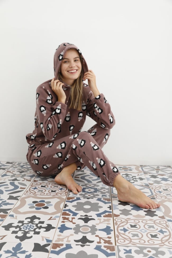 Kadın Kahverengi Penguen Desenli Kapüşonlu Polar Eşofman Pijama Takımı