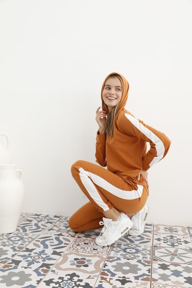 Kadın Karamel Yanları Şeritli Kapüşonlu Ve Cepli Eşofman Takımı