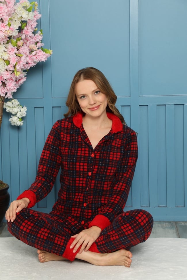 Kadın Kırmızı Bebe Yaka Önü Düğmeli Ekose Baskılı Polar Pijama Takımı.