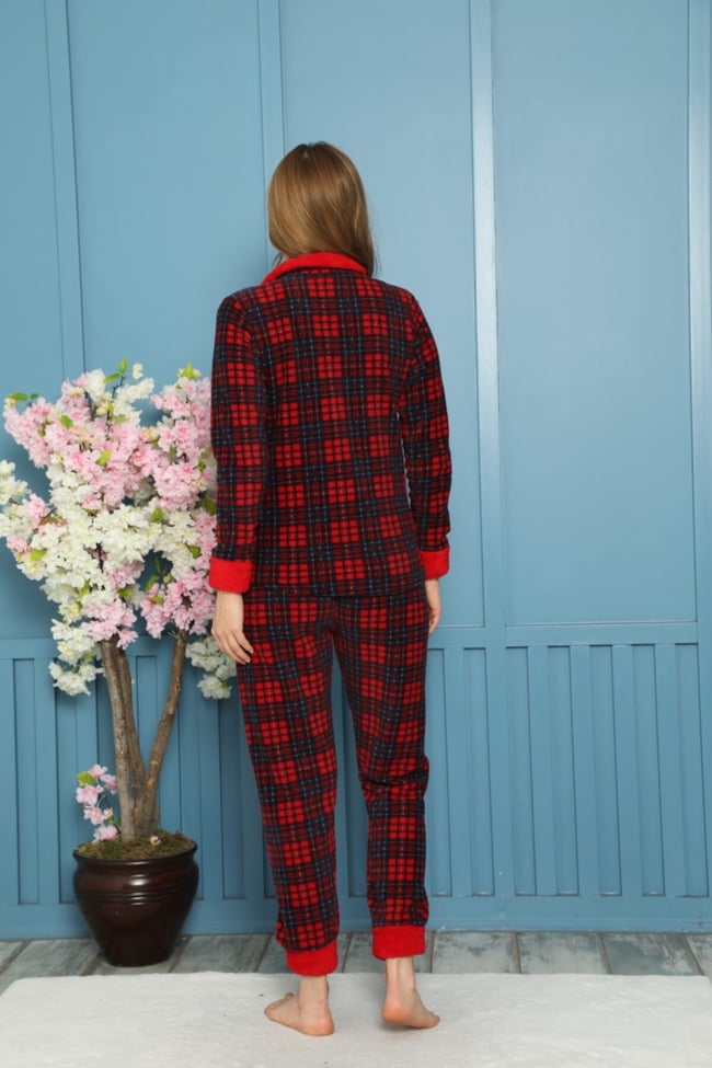Kadın Kırmızı Bebe Yaka Önü Düğmeli Ekose Baskılı Polar Pijama Takımı.