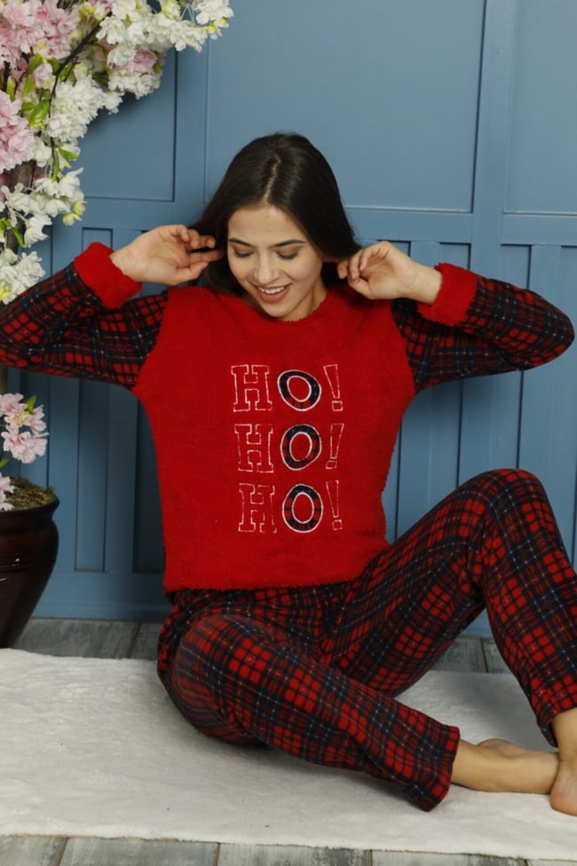 Kadın Kırmızı Ekose Desenli Hoho Nakışlı Önü Peluşlu Polar Pijama Takımı.