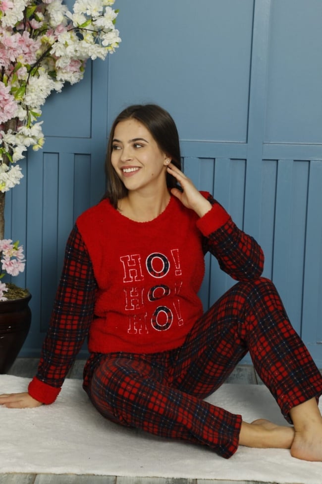 Kadın Kırmızı Ekose Desenli Hoho Nakışlı Önü Peluşlu Polar Pijama Takımı.