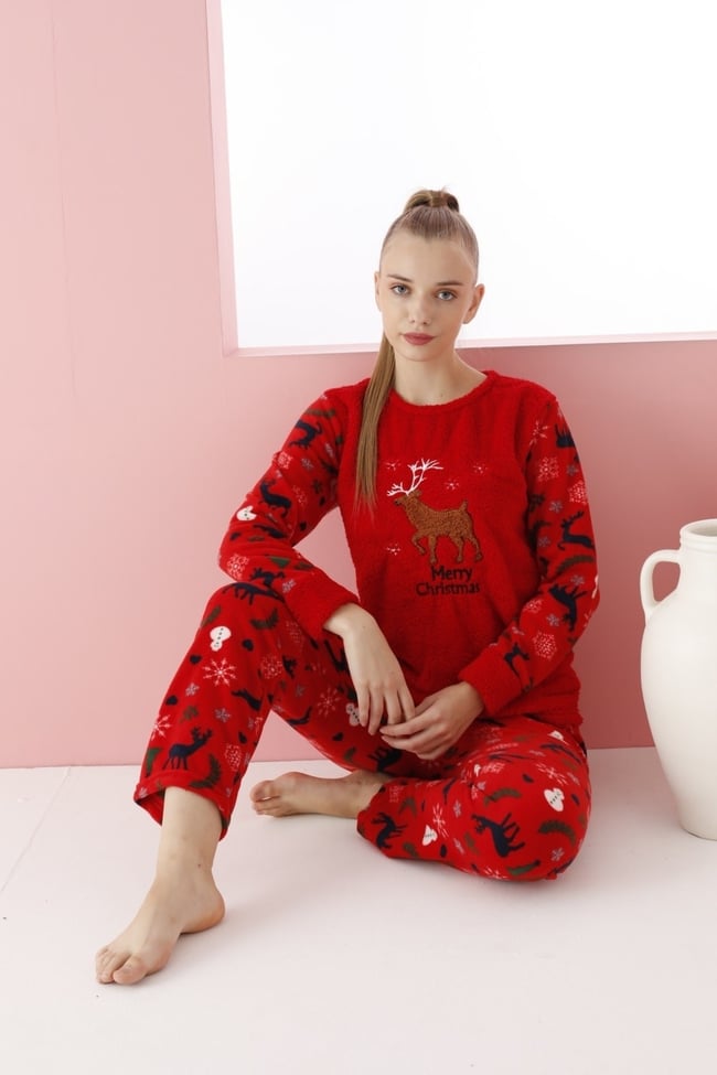 Kadın Kırmızı Geyik Ve Yazı Nakışlı Polar Peluş Pijama Takımı.