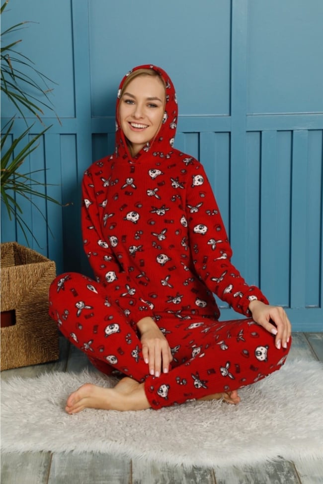 Kadın Kırmızı Hayvan Baskılı Kapüşonlu Polar Pijama Takımı.