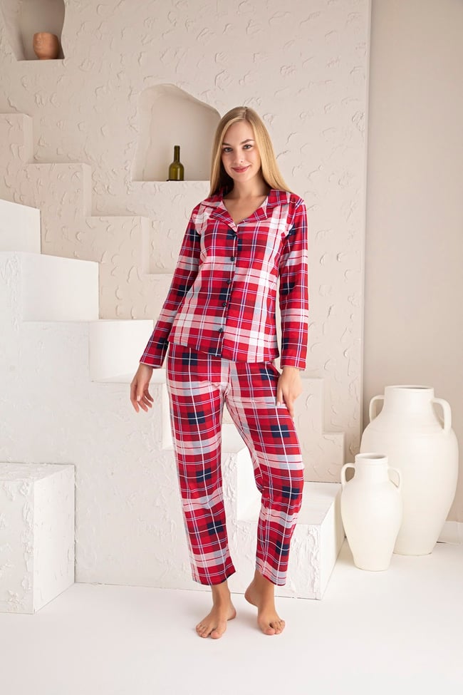 Kadın Kırmızı Lacivert Ekoseli Önü Düğmeli Bebe Yaka Uzun Kollu Pijama Takımı.