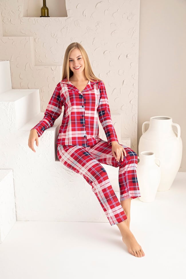 Kadın Kırmızı Lacivert Ekoseli Önü Düğmeli Bebe Yaka Uzun Kollu Pijama Takımı.