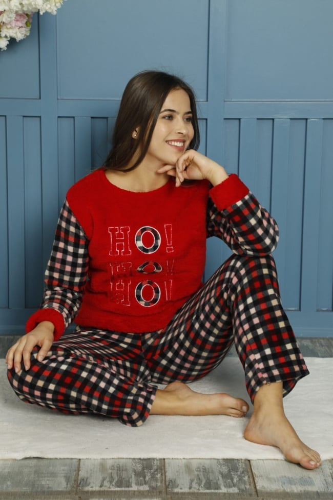Kadın Kırmızı Renkli Kare Desenli Hoho Nakışlı Önü Peluşlu Polar Pijama Takımı.