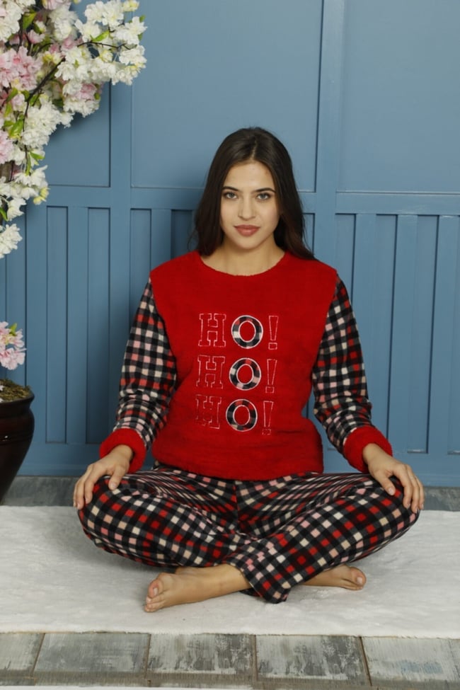 Kadın Kırmızı Renkli Kare Desenli Hoho Nakışlı Önü Peluşlu Polar Pijama Takımı.