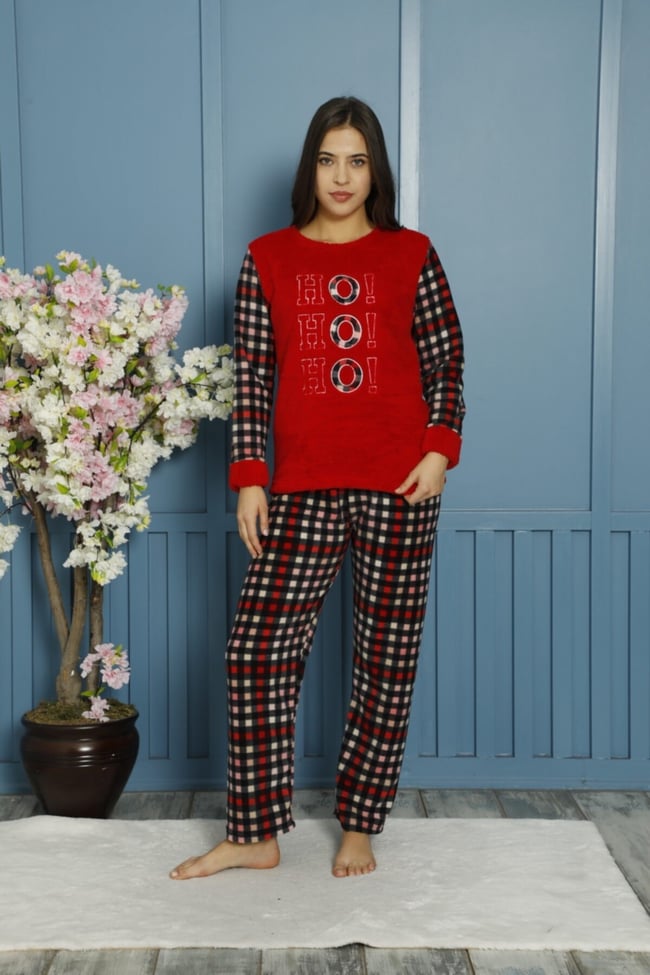 Kadın Kırmızı Renkli Kare Desenli Hoho Nakışlı Önü Peluşlu Polar Pijama Takımı.
