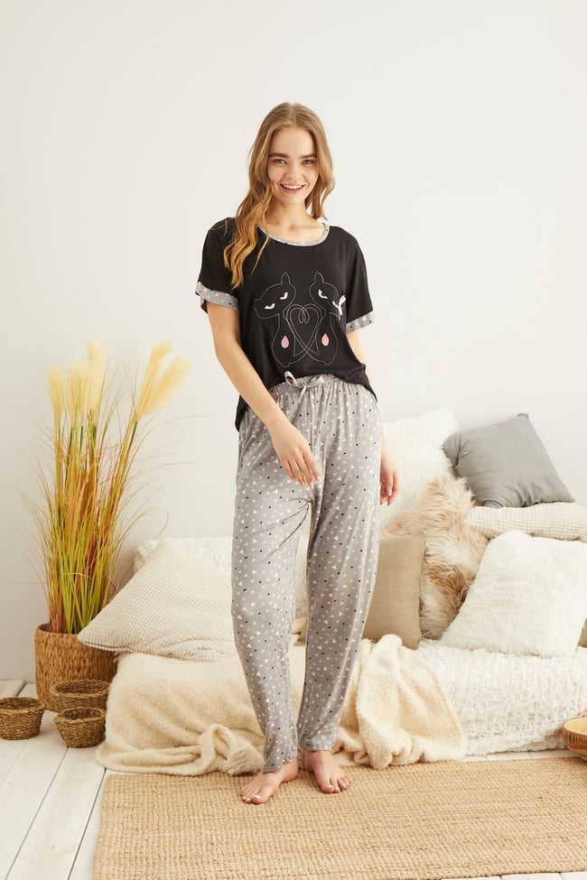 Kadın Kömür Siyahı Sevimli Kalpli Kedicik Nakışlı Pijama Takımı.