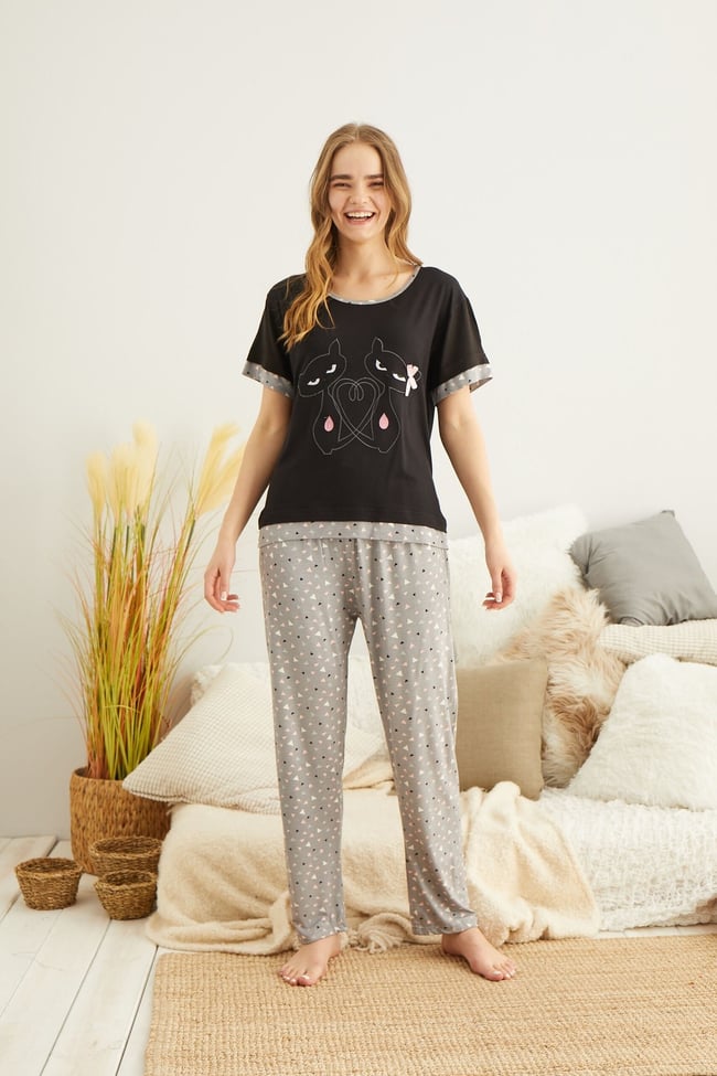 Kadın Kömür Siyahı Sevimli Kalpli Kedicik Nakışlı Pijama Takımı.