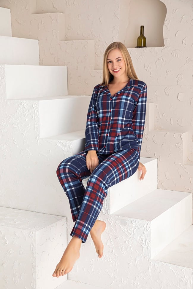 Kadın Lacivert Bordo Ekoseli Önü Düğmeli Bebe Yaka Uzun Kollu Pijama Takımı.