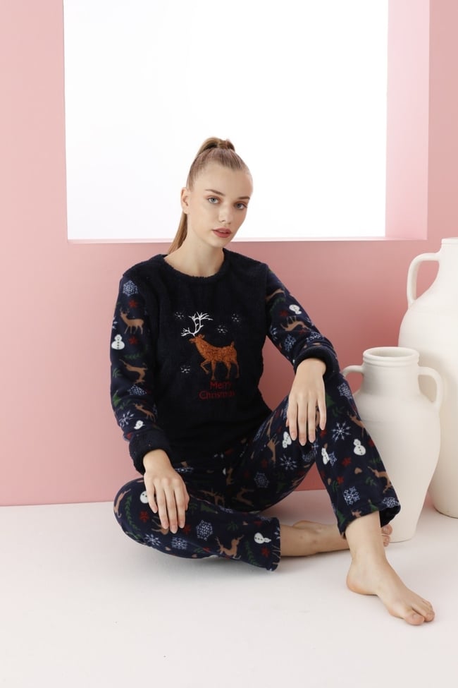 Kadın Lacivert Geyik Ve Yazı Nakışlı Polar Peluş Pijama Takımı.