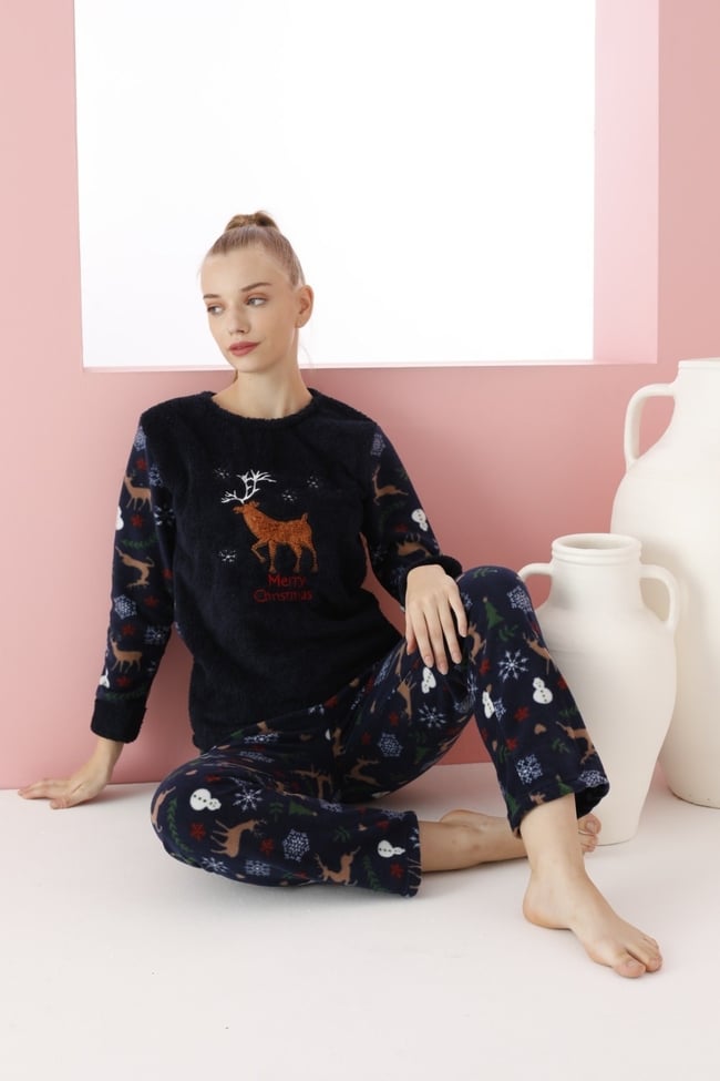Kadın Lacivert Geyik Ve Yazı Nakışlı Polar Peluş Pijama Takımı.
