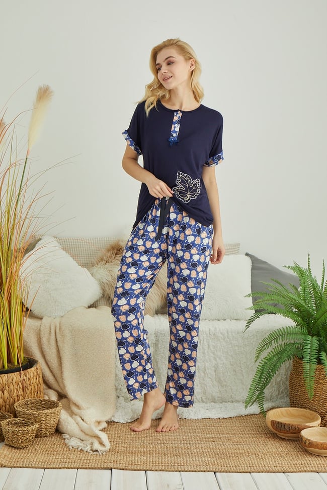 Kadın Lacivert Patlı Yaprak Nakışlı Pijama Takımı.