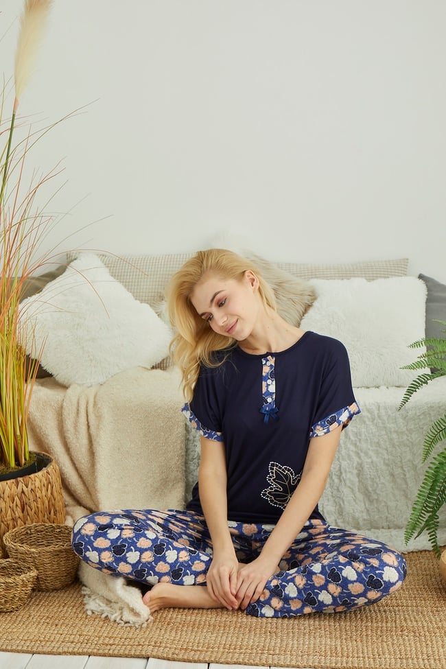 Kadın Lacivert Patlı Yaprak Nakışlı Pijama Takımı.