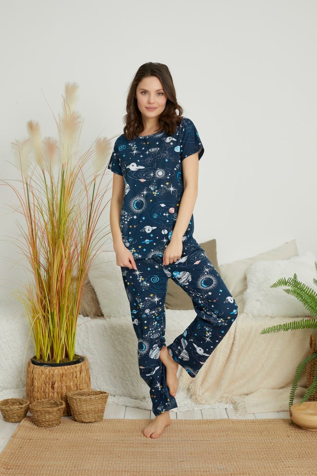 Kadın Lacivert Uzay Baskılı Kısa Kollu Altı Uzun Pijama Takımı.