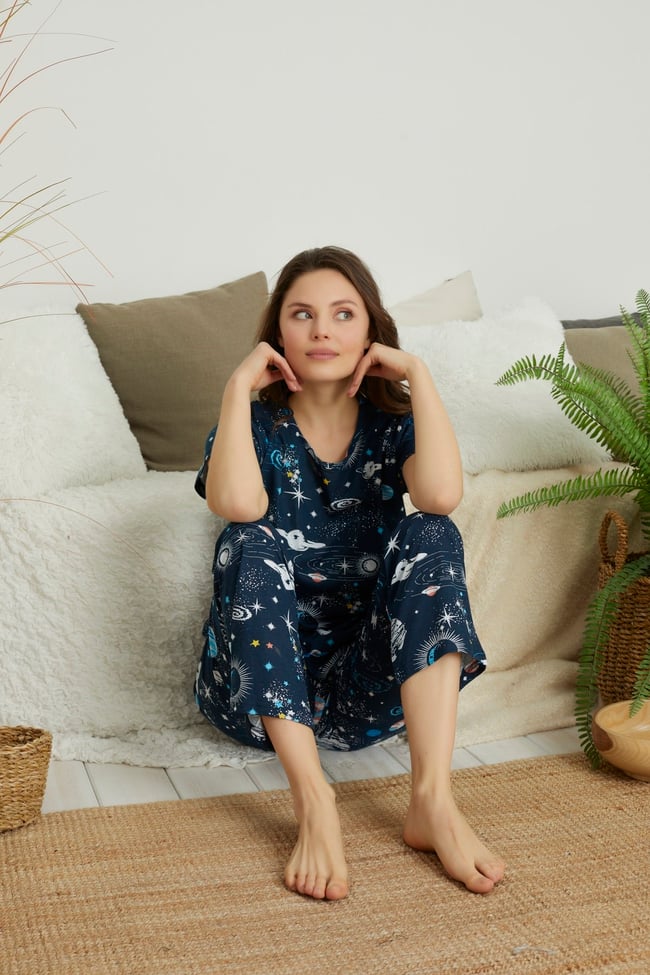 Kadın Lacivert Uzay Baskılı Kısa Kollu Altı Uzun Pijama Takımı.