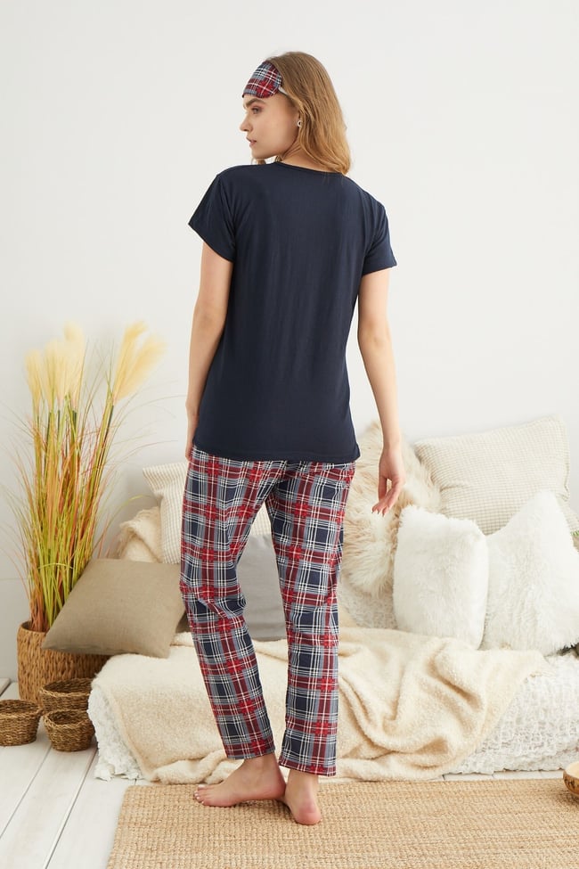 Kadın Lacivert Yazı Baskılı Altı Ekoseli Pijama Takımı