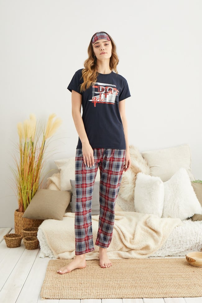 Kadın Lacivert Yazı Baskılı Altı Ekoseli Pijama Takımı
