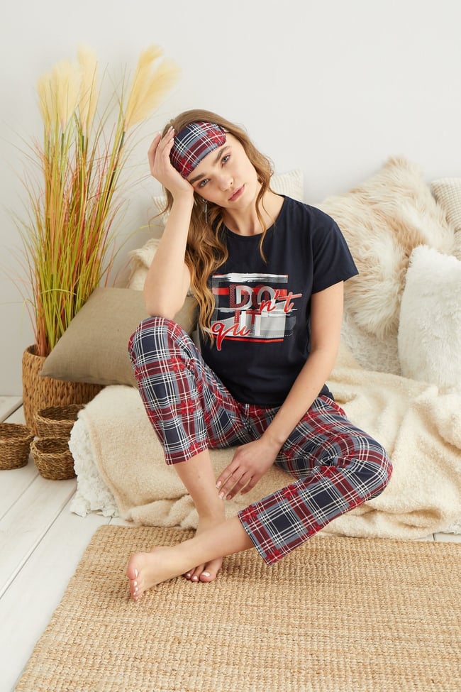 Kadın Lacivert Yazı Baskılı Altı Ekoseli Pijama Takımı