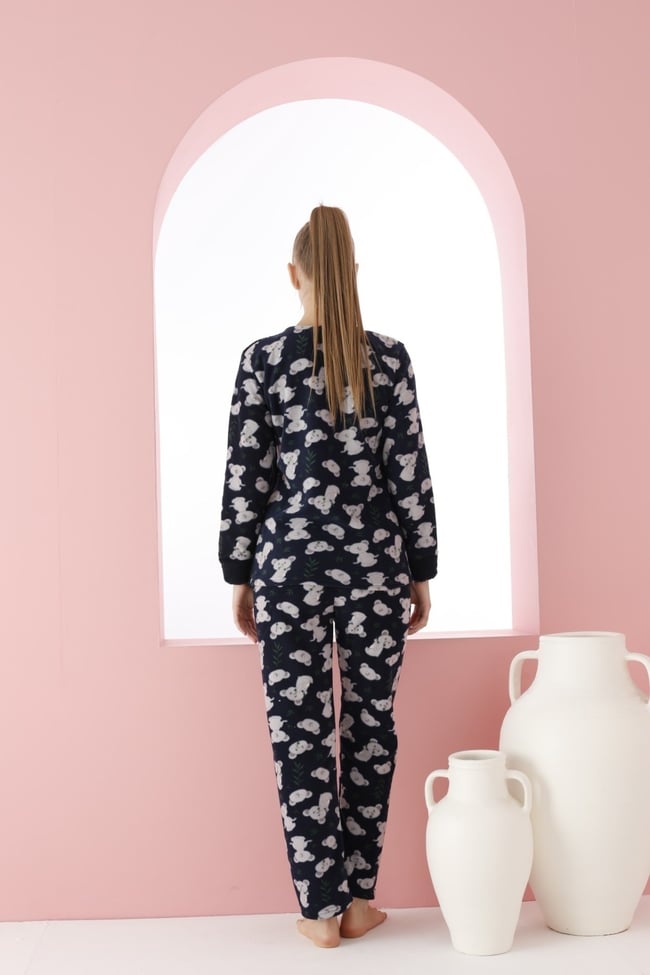 Kadın Lacivert Yoga Yapan Sevimli Kuala Nakışlı Polar Peluş Pijama Takımı.