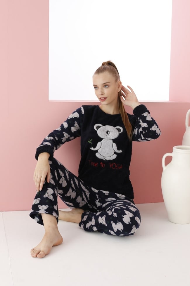 Kadın Lacivert Yoga Yapan Sevimli Kuala Nakışlı Polar Peluş Pijama Takımı.