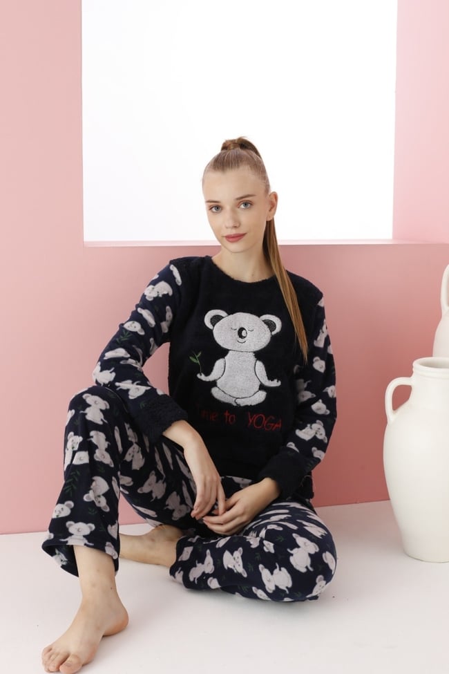 Kadın Lacivert Yoga Yapan Sevimli Kuala Nakışlı Polar Peluş Pijama Takımı.