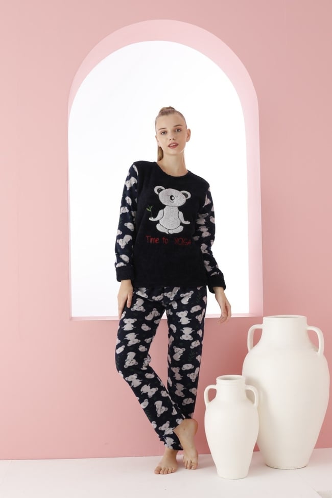 Kadın Lacivert Yoga Yapan Sevimli Kuala Nakışlı Polar Peluş Pijama Takımı.