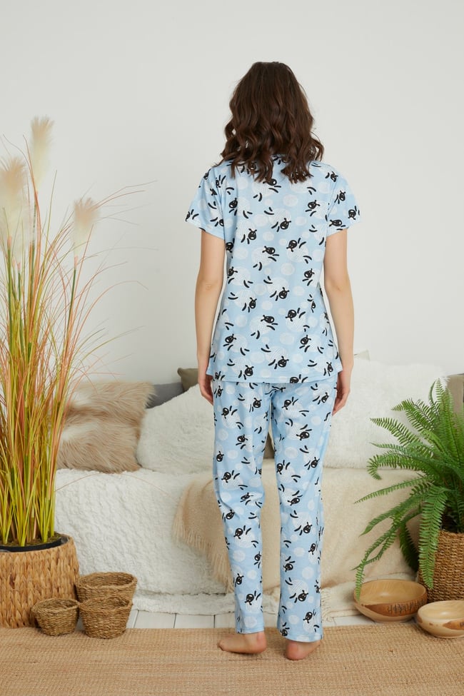 Kadın Mavi Kuzu Baskılı Kısa Kollu Altı Uzun Pijama Takımı.