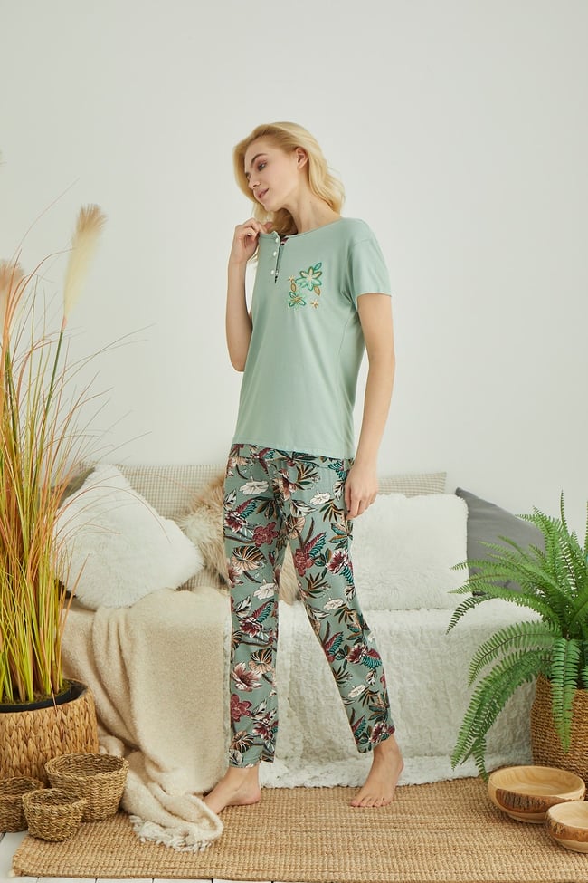 Kadın Mint Yeşili Çiçek Nakışlı Düğmeli Pijama Takımı.