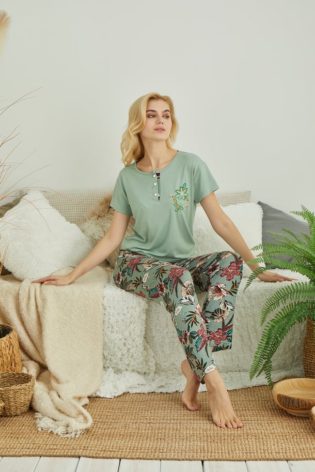 Kadın Mint Yeşili Çiçek Nakışlı Düğmeli Pijama Takımı.