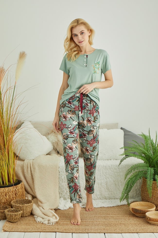 Kadın Mint Yeşili Çiçek Nakışlı Düğmeli Pijama Takımı.